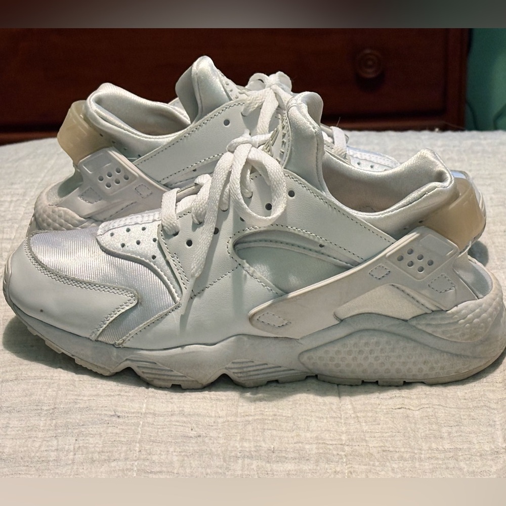 Nike White Huarches